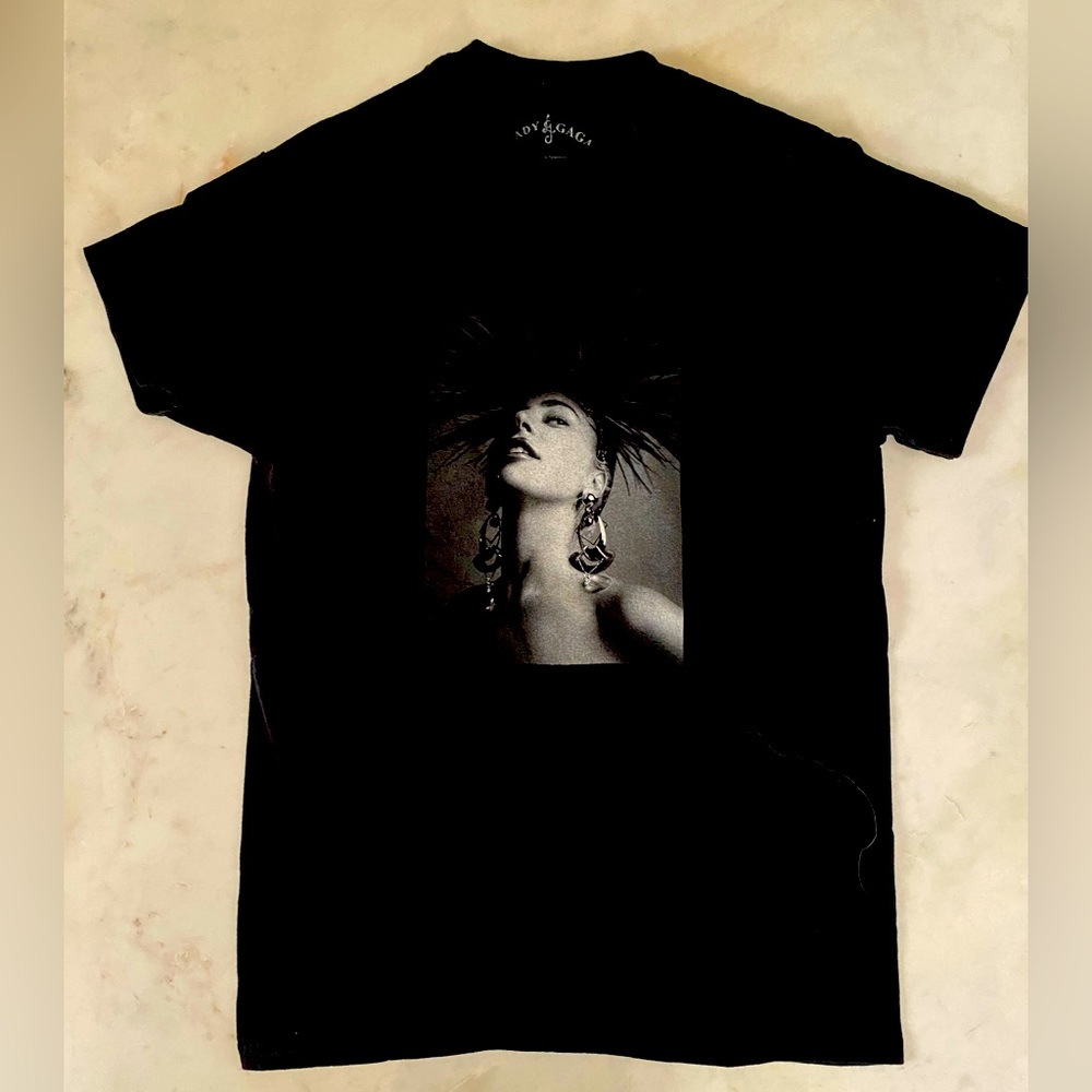 LADY GAGA
2022 JAZZ & PIANO 
LAS VEGAS RESIDENCY 
SIZE: (S)  BLACK